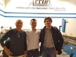 Mađarski klijenti posjećuju našu izložbu